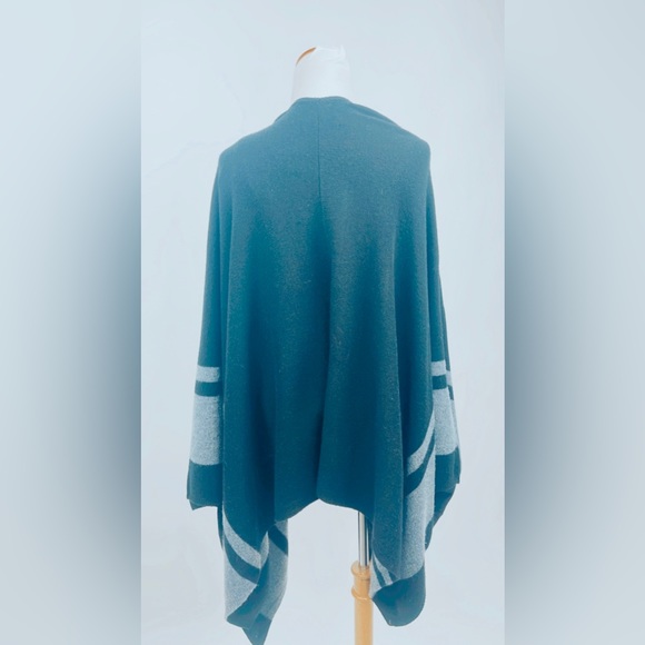 NWT VELVET BY GRAHAM SPENCER HARPER PONCHO - Picture 3 of 4